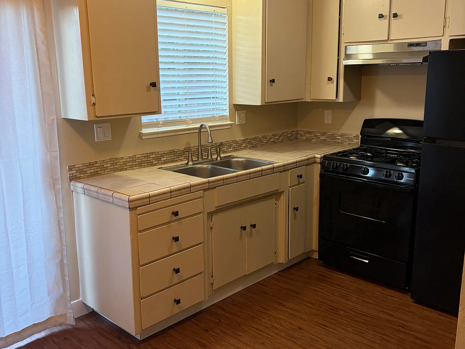 2 bed, 750 sqft, $1,600 — Photo 1
