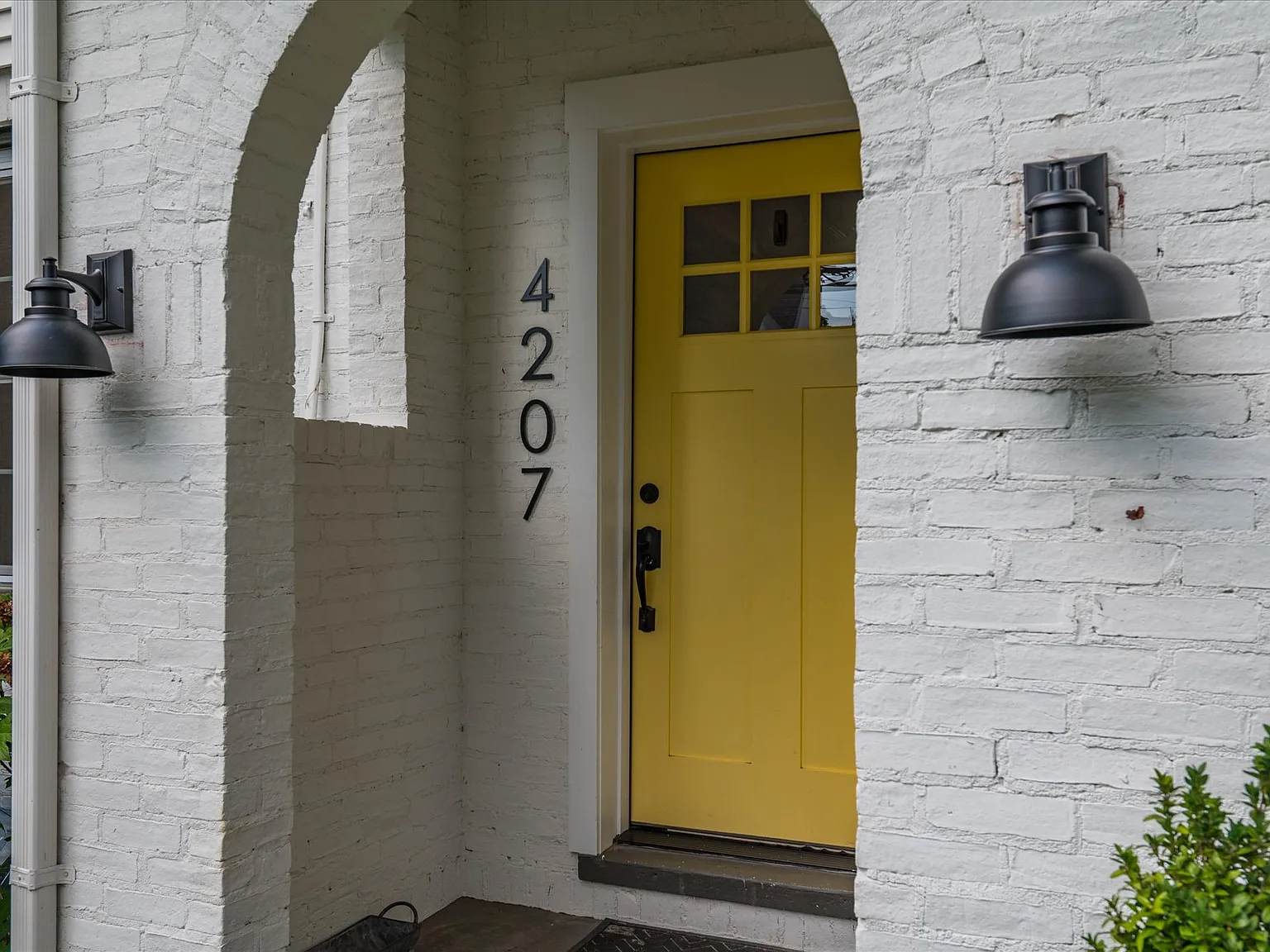 4 bed, 3.5 bath, 2272 sqft, $8,500 — Photo 2