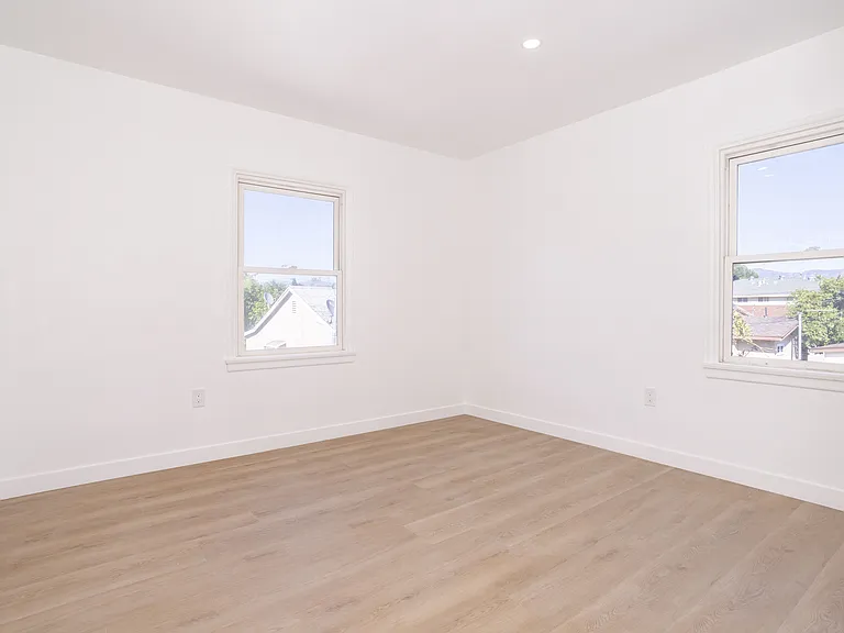 11604 Haynes St — Photo 11