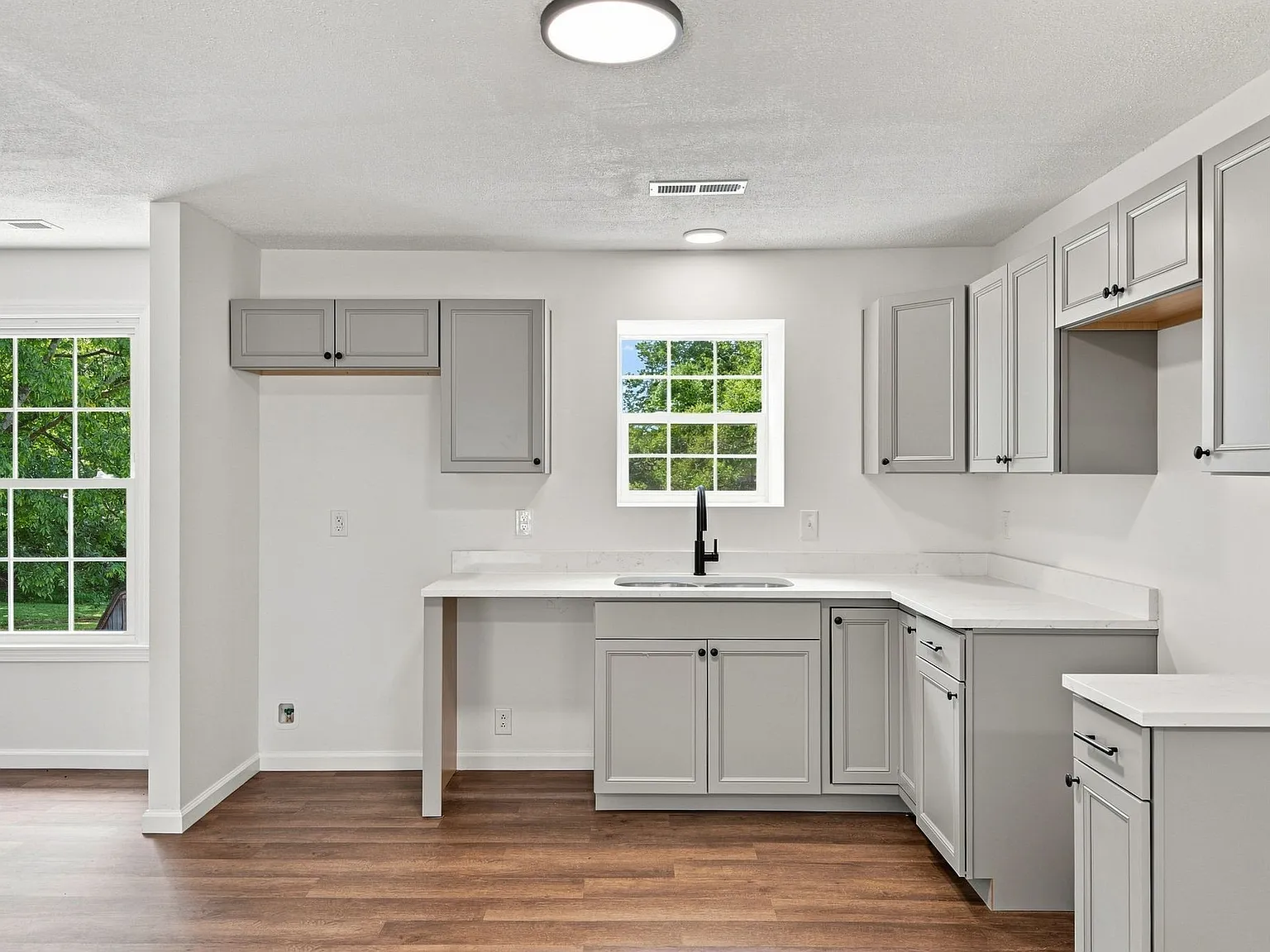 3 bed, 2300 sqft, $1,879 — Photo 3