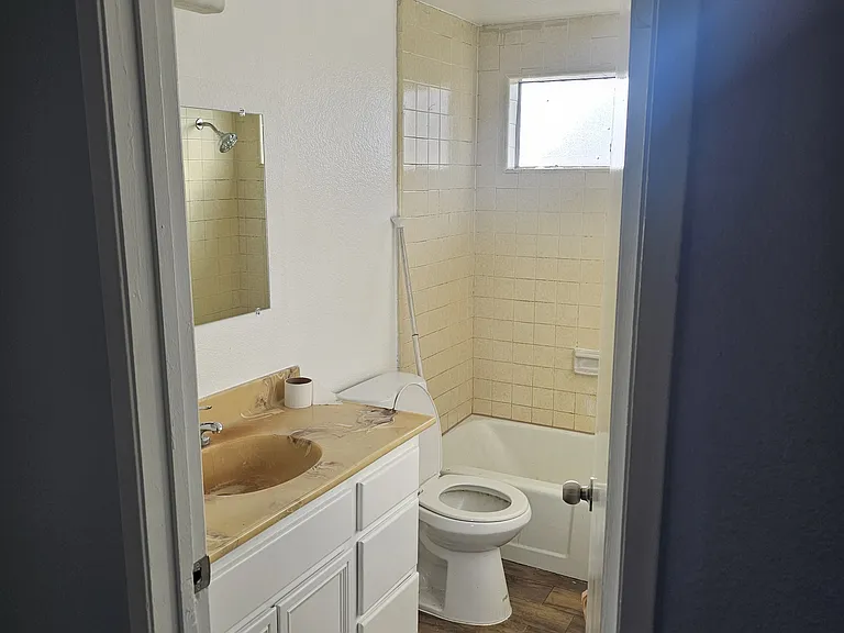 626 W 3rd St — Photo 11