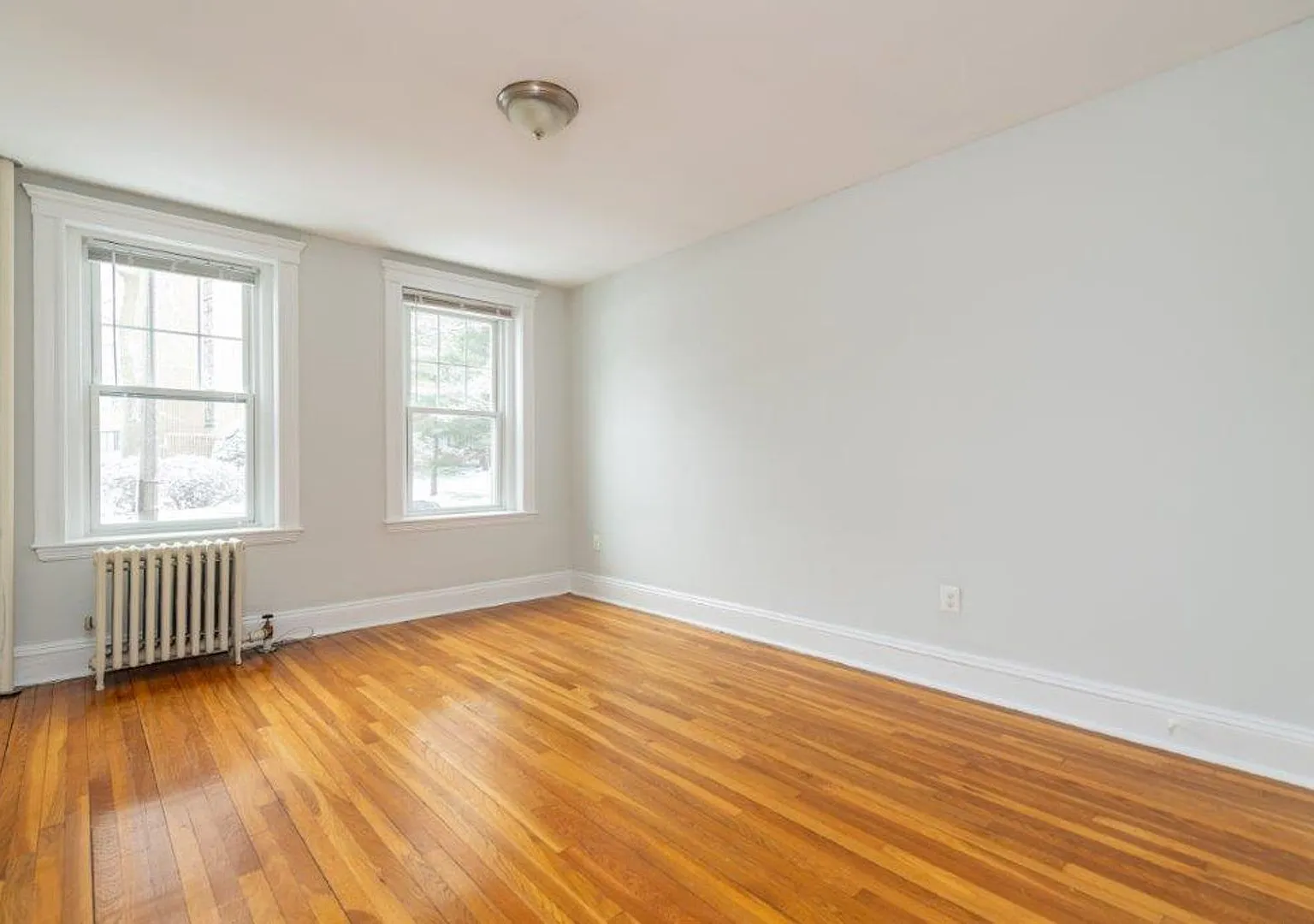 Charming 2 Bedroom - No Broker Fee — Photo 2