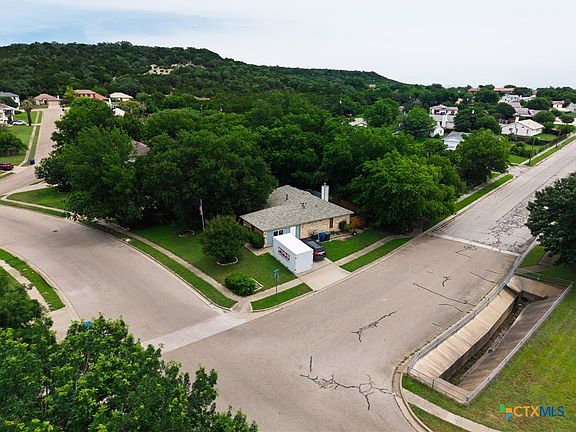 2nd image of 302 W Anderson Ave