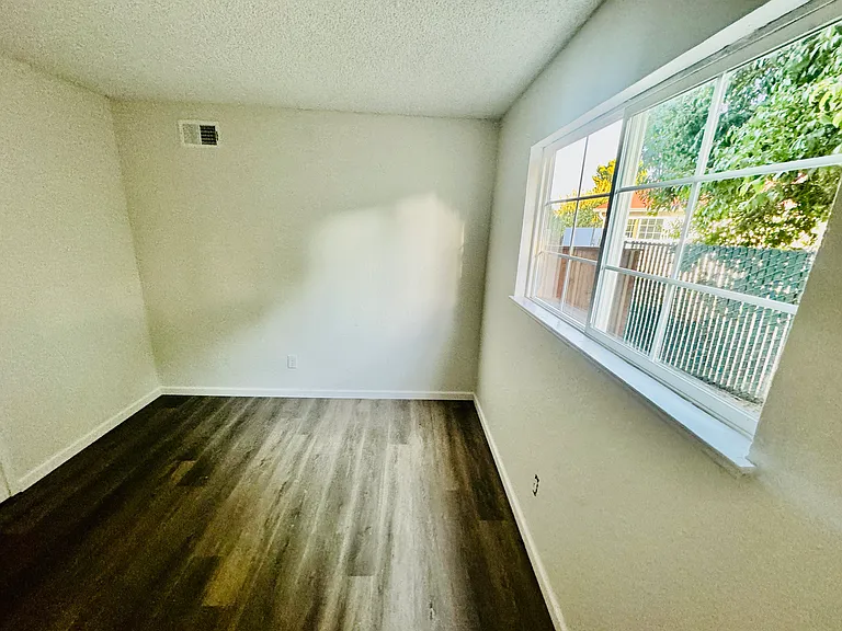 McDermott Dr — Photo 8