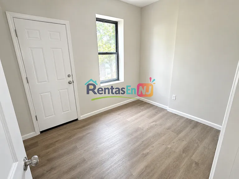 383-385 Avon Ave #3S — Photo 4