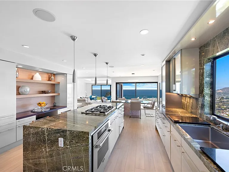 940 Summit Dr — Photo 17