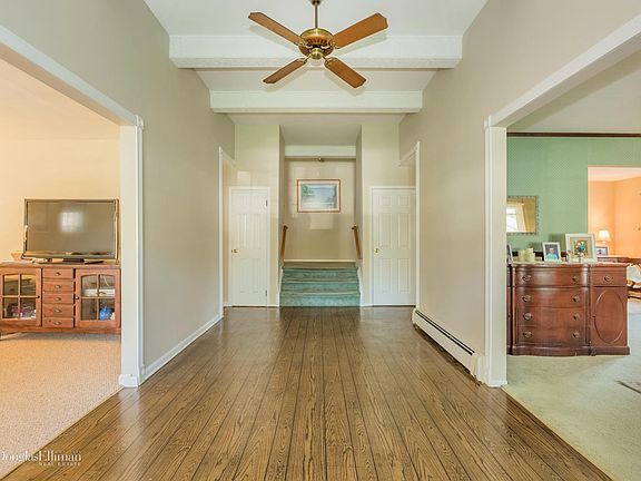 4th image of 10 Patricia Ln
