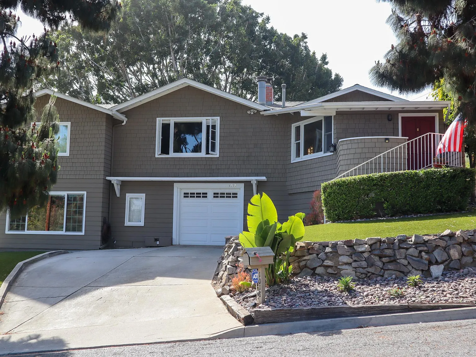 4 bed, 2331 sqft, $7,950 — Photo 1