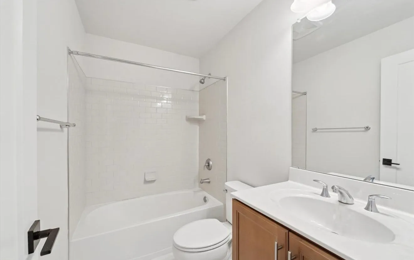 3 bed, 1716 sqft, $3,900 — Photo 2