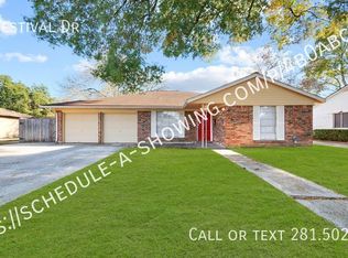 958 Festival Dr, Houston, TX 77062