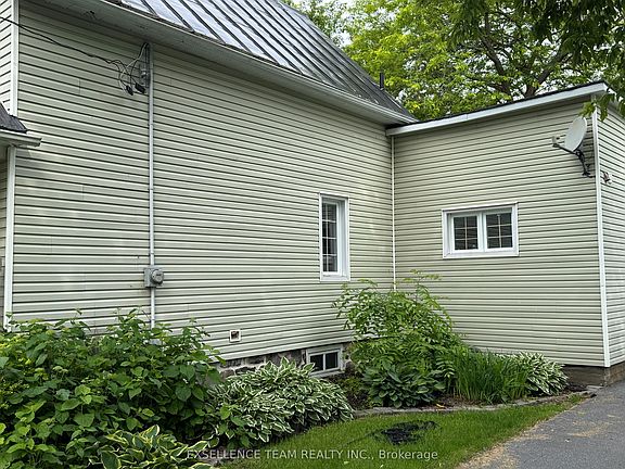 2nd image of 23 Mechanic St E