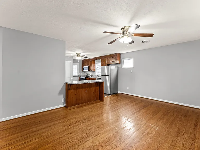 104 N Oak Ave — Photo 2