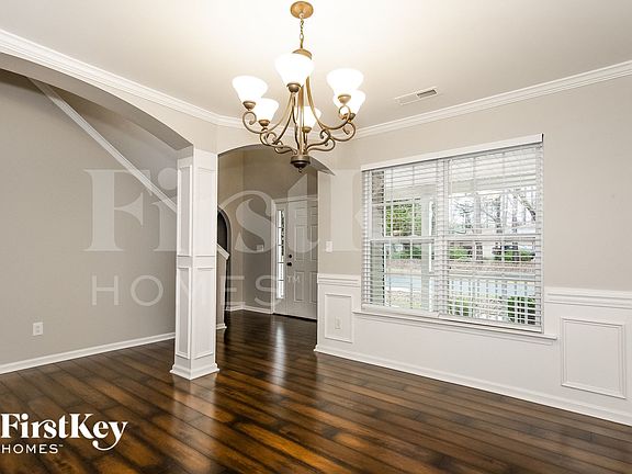 5th image of 1817 Elizabeth Oaks Ave