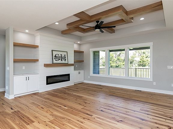 5th image of 415 NW Woodmoor Dr
