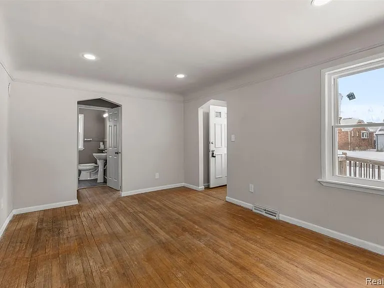 28643 Beechwood St — Photo 17