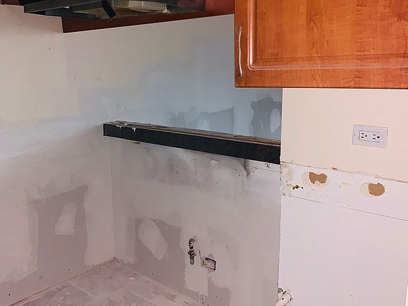 3rd image of 6150 N Kenmore Ave