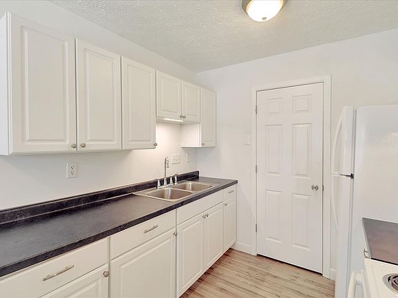 3rd image of 709 Gordon Smith Blvd APT 3