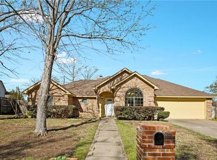 1067 N Woodcrest Dr, Burleson, TX 76028