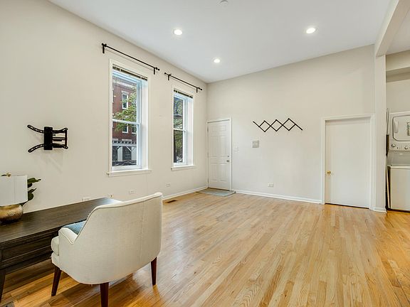 3rd image of 1325 W Wrightwood Ave APT 1R