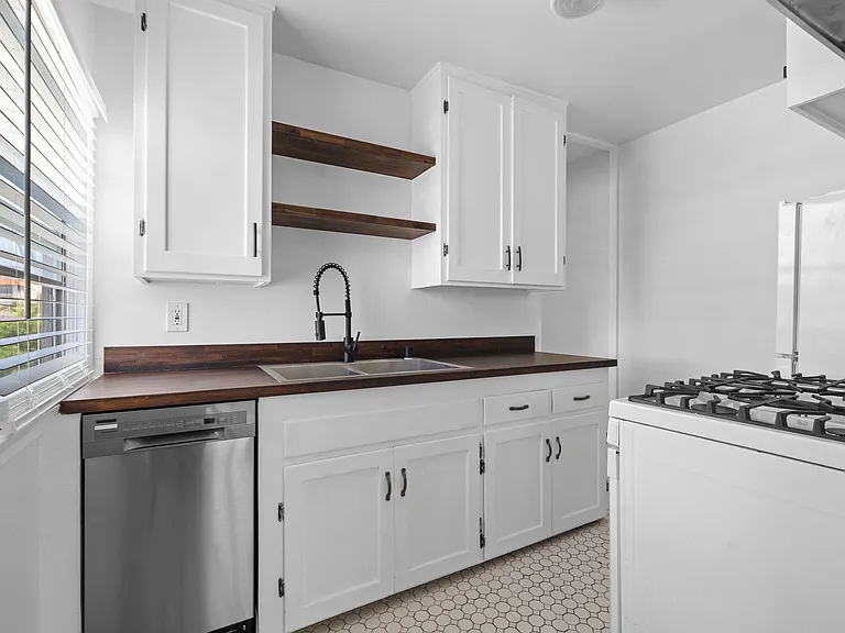 24 Rose Ave #D — Photo 9