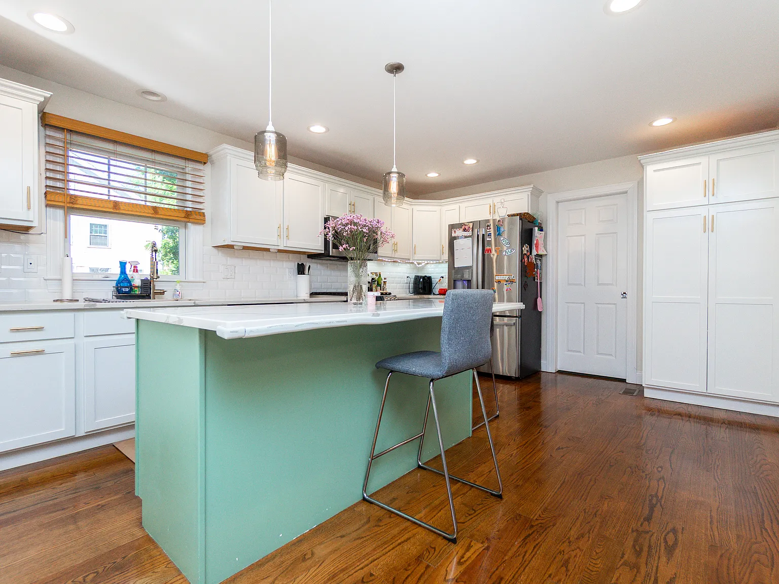 4 bed, 2.5 bath, 2353 sqft, $5,200 — Photo 3