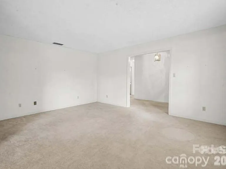 8122 Knollwood Cir — Photo 17