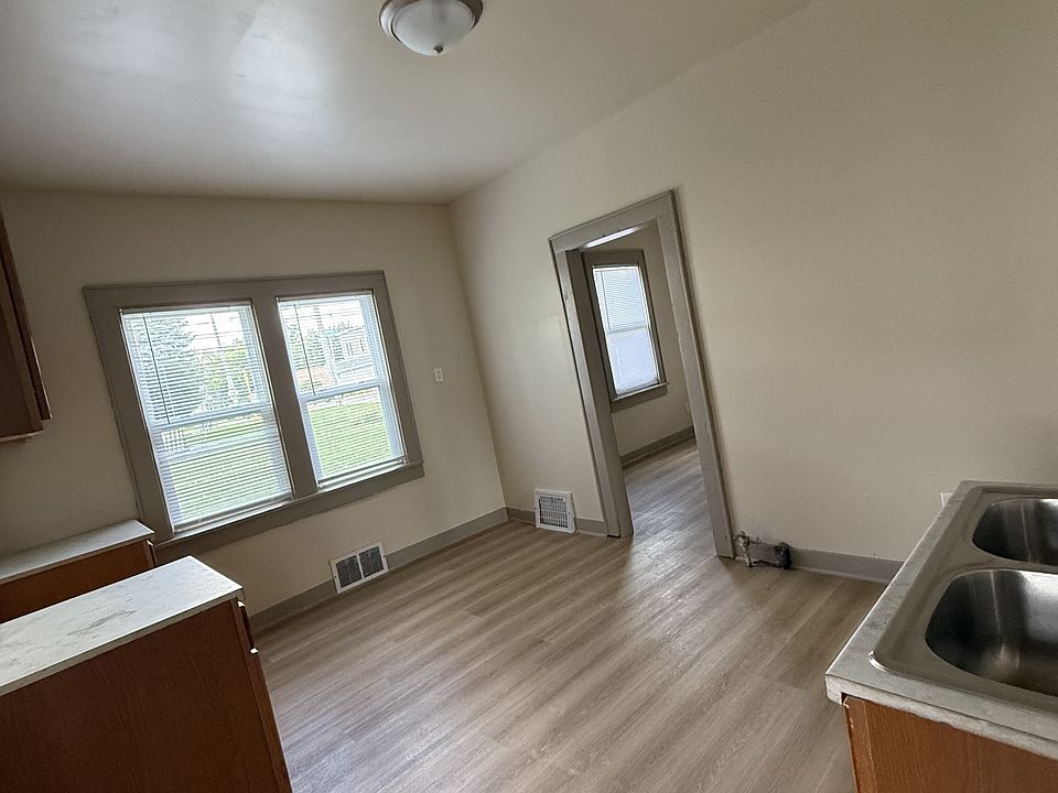 2nd image of 423 Marion Ave #1
