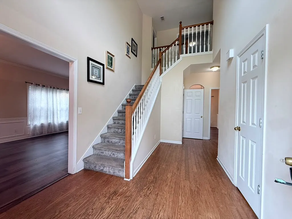6 bed, 2788 sqft, $2,975 — Photo 2