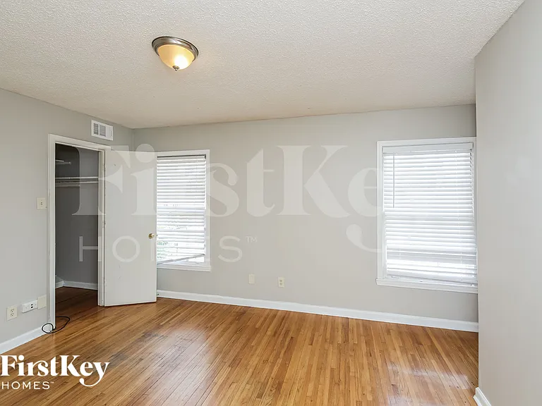 2097 Meadowview Ln — Photo 7