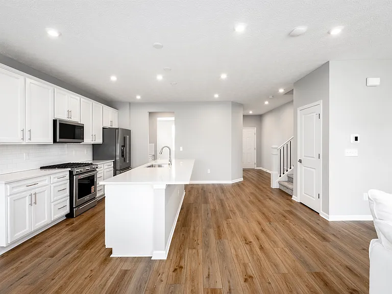 1573 Crest Dr — Photo 3
