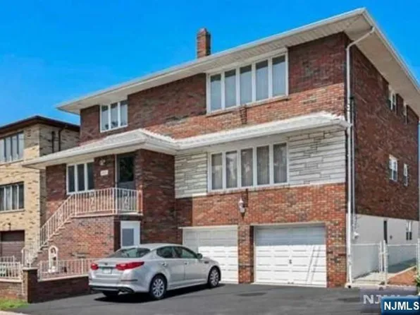 261 3rd St, Palisades Park, NJ 07650
