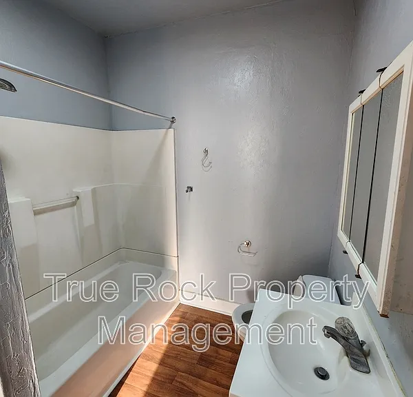 800 W 9th St — Photo 7