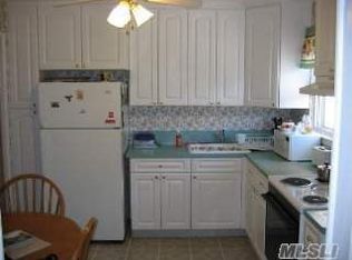 563 Hewlett St, Franklin Square, NY 11010
