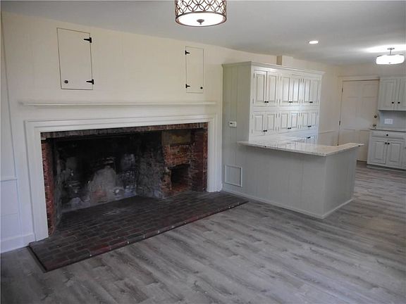 3rd image of 1589 York St