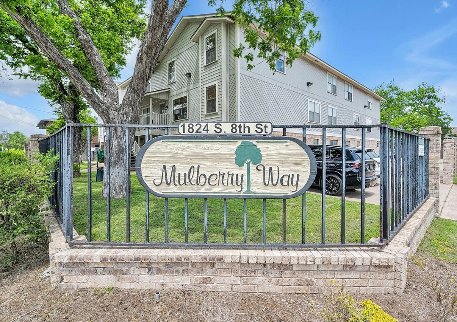 2 Bedroom Condo Just One Block From Campus! — Photo 2