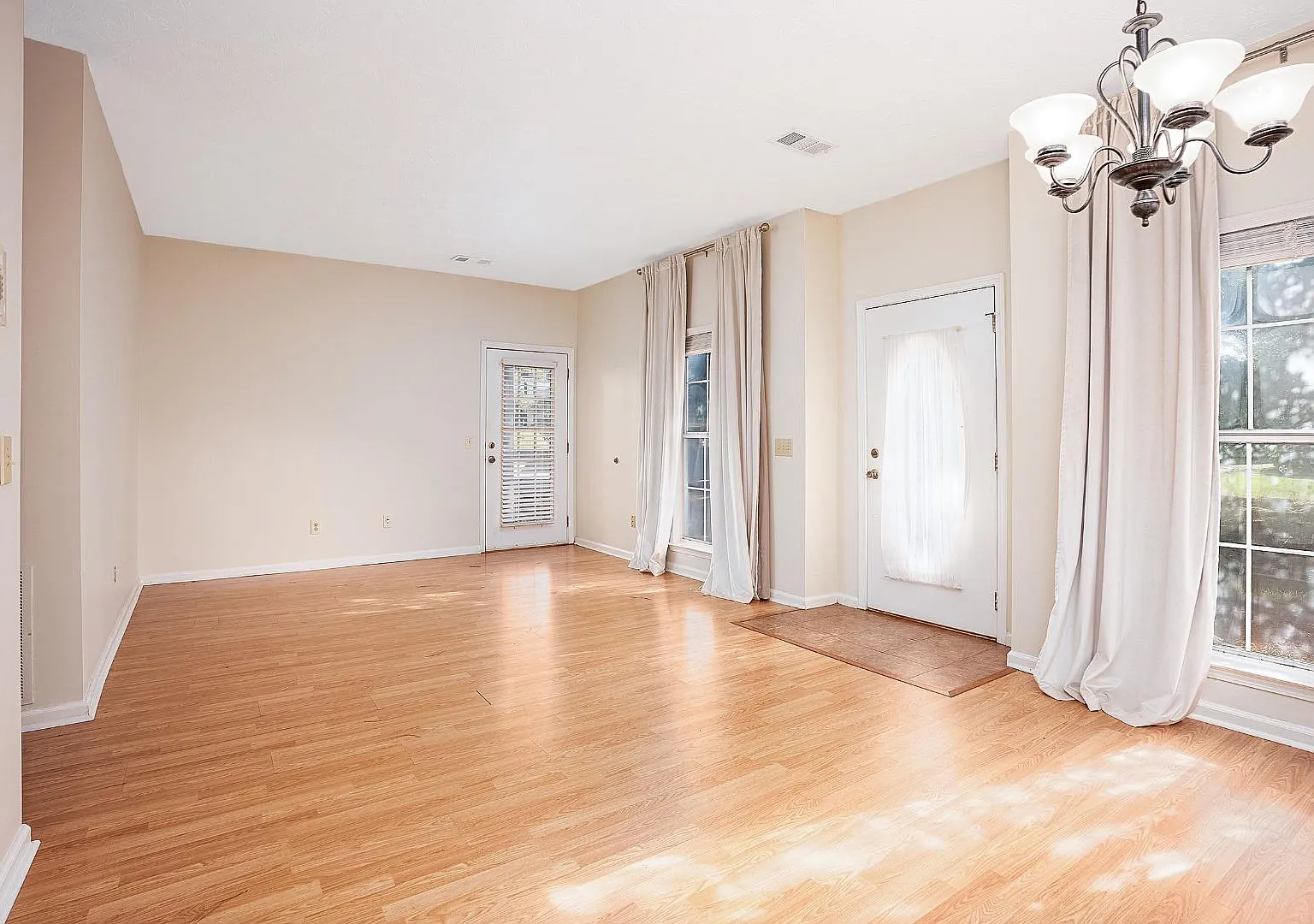 918 Harvard Pl - Harvard-918 — Photo 2