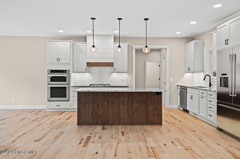 5th image of 450 Selfridge Road