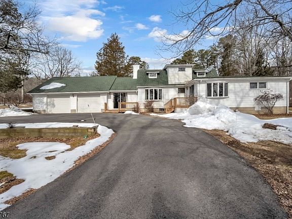 2nd image of 150 Mohican Rd