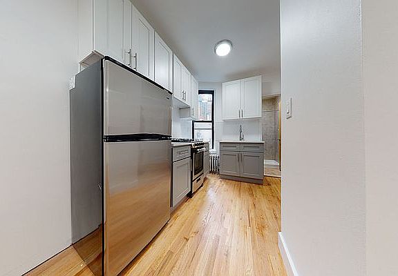 5th image of 121 E 97th St APT 43