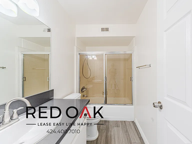 11701 Oxnard St #4 — Photo 16