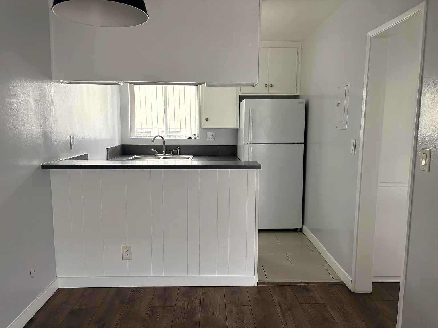 942 S Burlington Ave — Photo 2