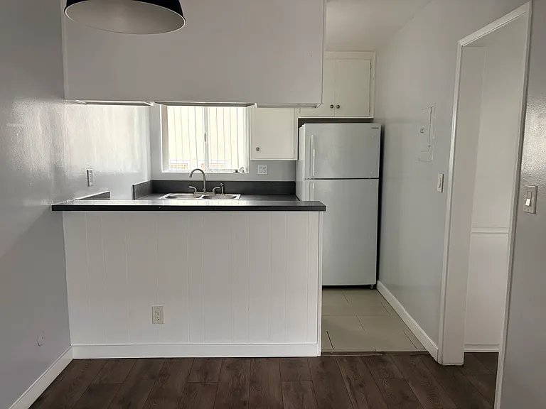 942 S Burlington Ave #12 — Photo 2