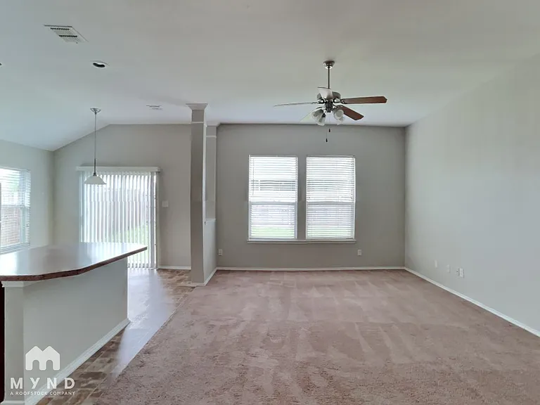 1019 Cottontail Dr — Photo 2