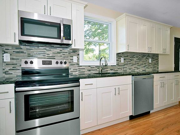 4th image of 146 Charter Oaks Ave