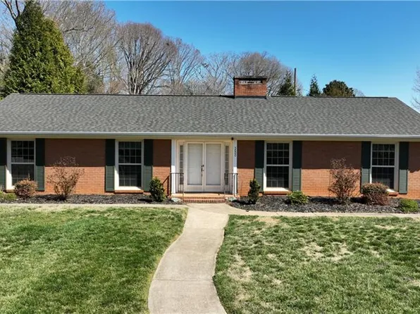 5600 Kane Dr, Pfafftown, NC 27040