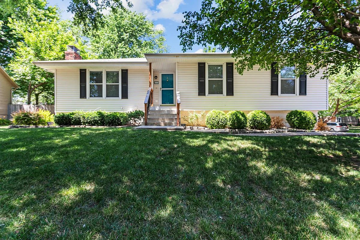 Building Photo - 616 NE Station Dr