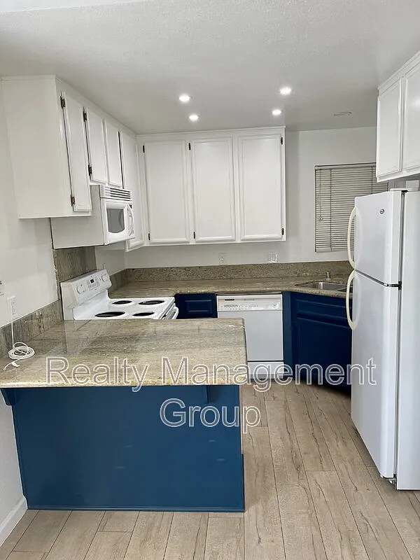 2 bed, 3.0 bath, 952 sqft, $2,990 — Photo 4