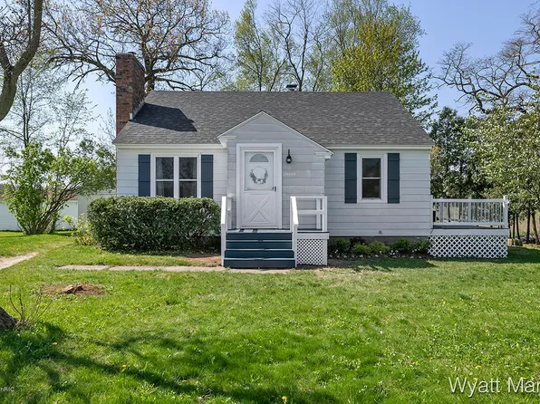 10448 Bailey Dr NE, Lowell, MI 49331