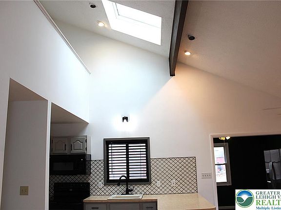 5th image of 15 Hilltop Cir