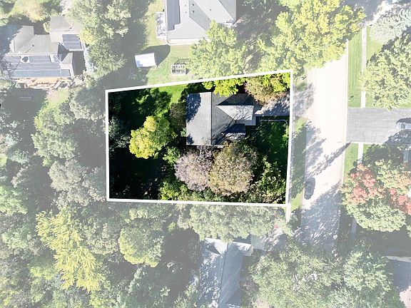 3rd image of 903 Ridge Rd